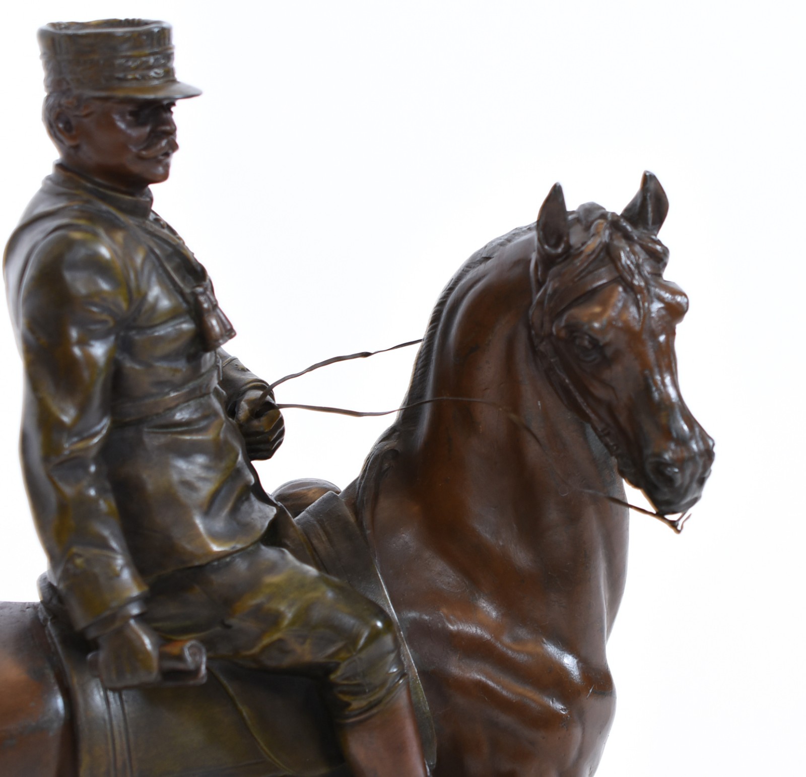 Escultura de petit bronze representando Militar a cavalo, base de... - foto 3 de 6