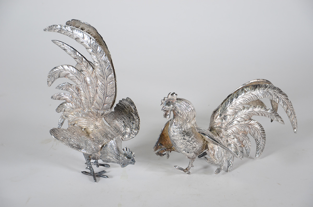 Par de galos de metal prateado. (comprimento: 27 cm, altura: 14 cm)