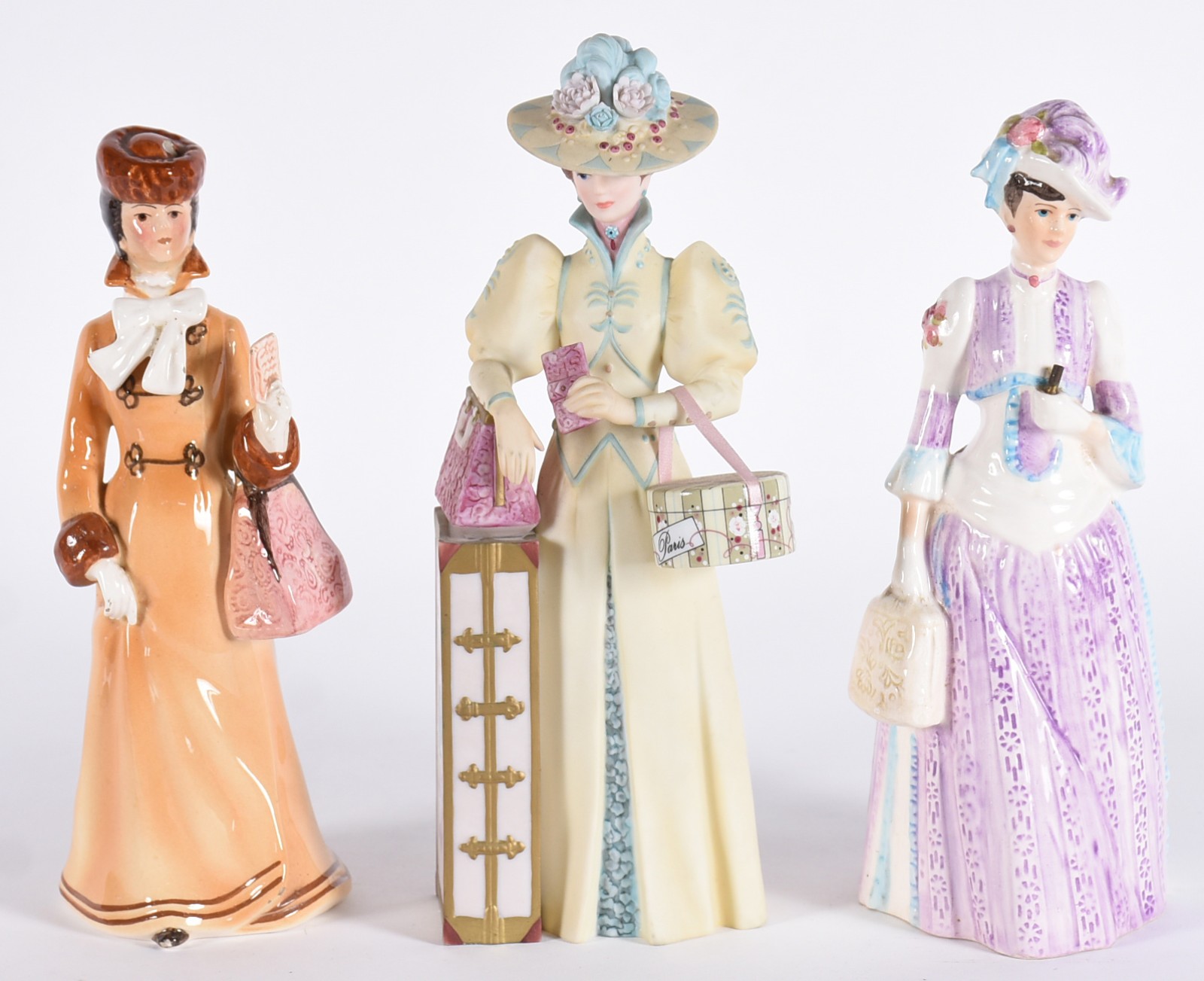 Três bonecas de porcelana " Troféu Albee da AVON", uma com restauro. - foto 1 de 10