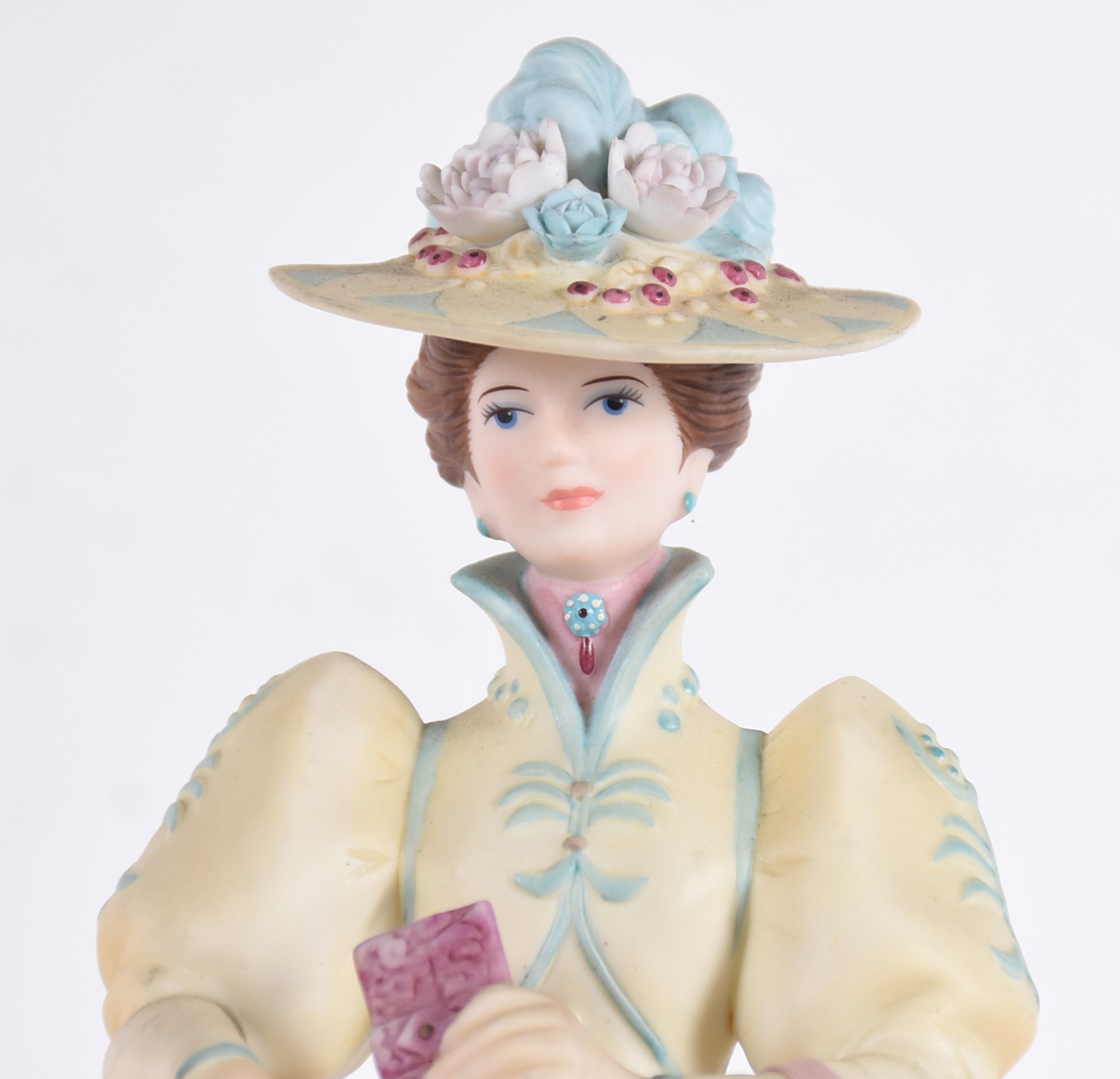 Três bonecas de porcelana " Troféu Albee da AVON", uma com restauro. - foto 2 de 10