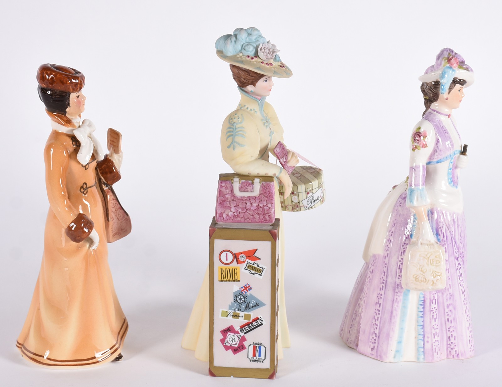 Três bonecas de porcelana " Troféu Albee da AVON", uma com restauro. - foto 5 de 10