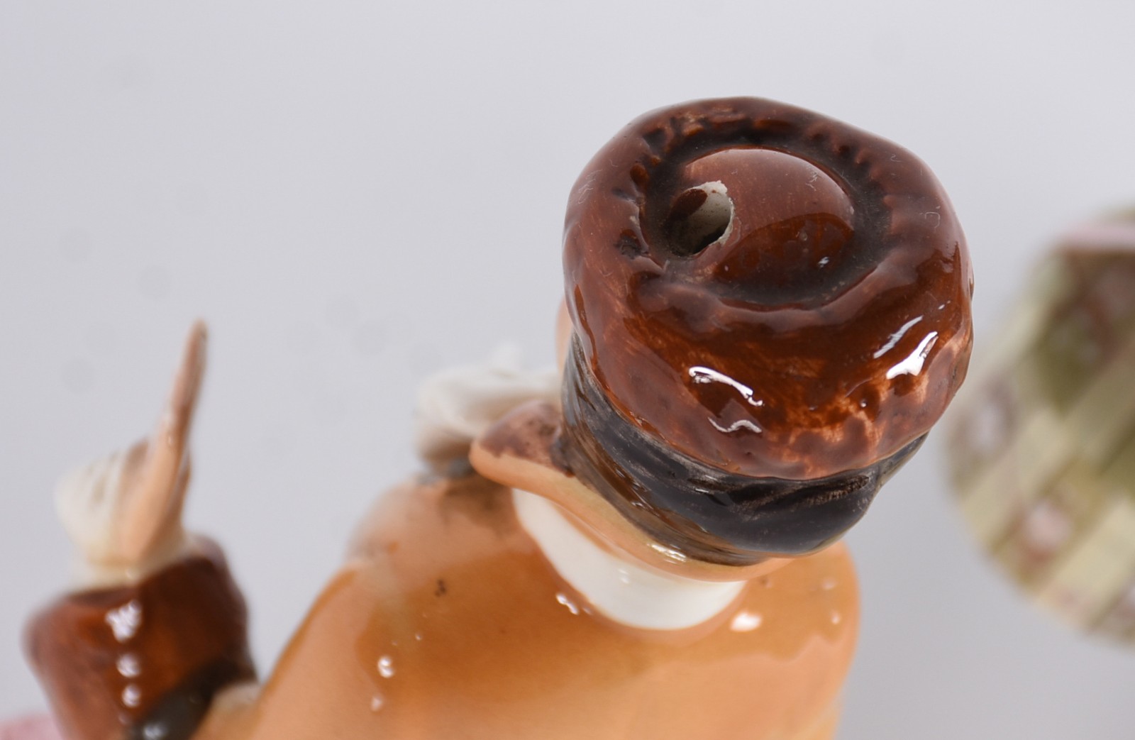 Três bonecas de porcelana " Troféu Albee da AVON", uma com restauro. - foto 6 de 10