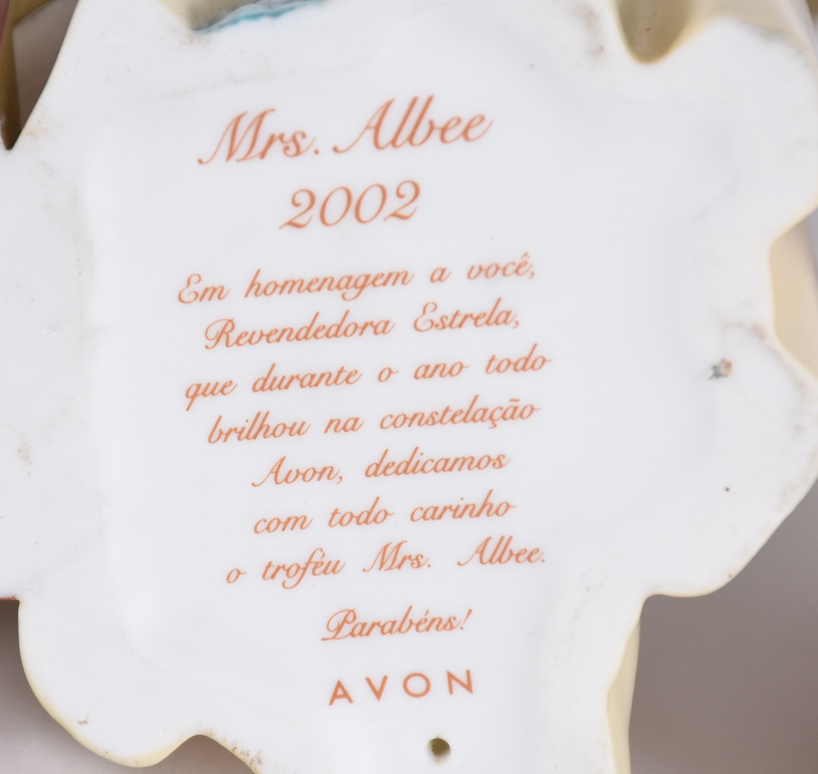 Três bonecas de porcelana " Troféu Albee da AVON", uma com restauro. - foto 7 de 10