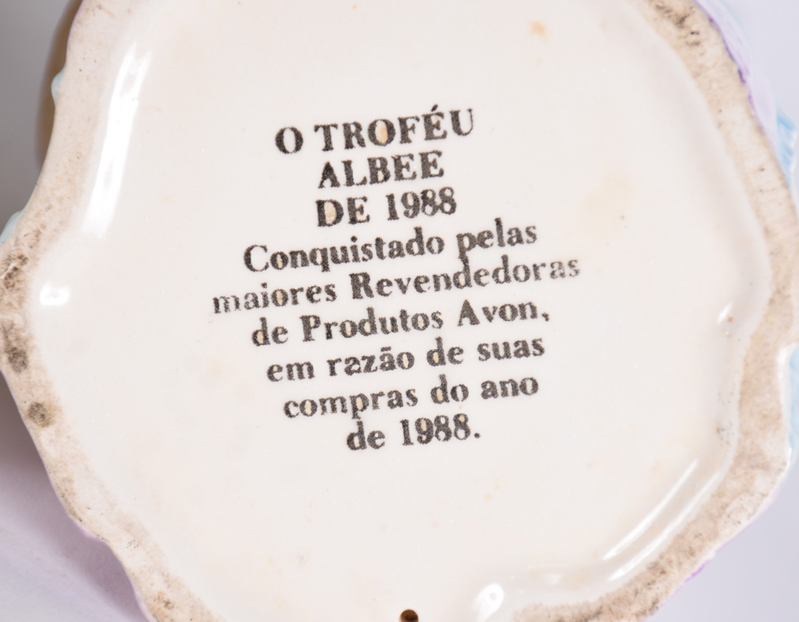 Três bonecas de porcelana " Troféu Albee da AVON", uma com restauro. - foto 8 de 10