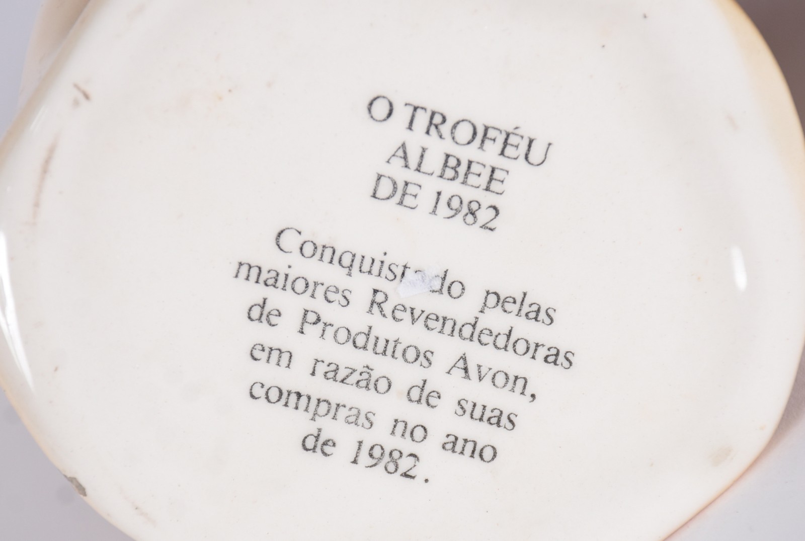 Três bonecas de porcelana " Troféu Albee da AVON", uma com restauro. - foto 9 de 10