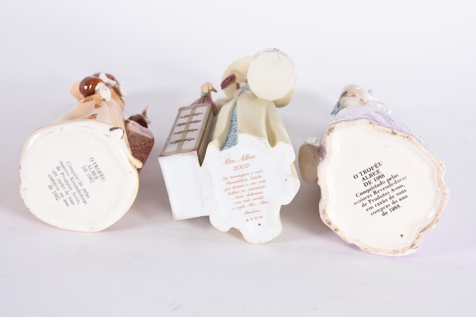 Três bonecas de porcelana " Troféu Albee da AVON", uma com restauro. - foto 10 de 10