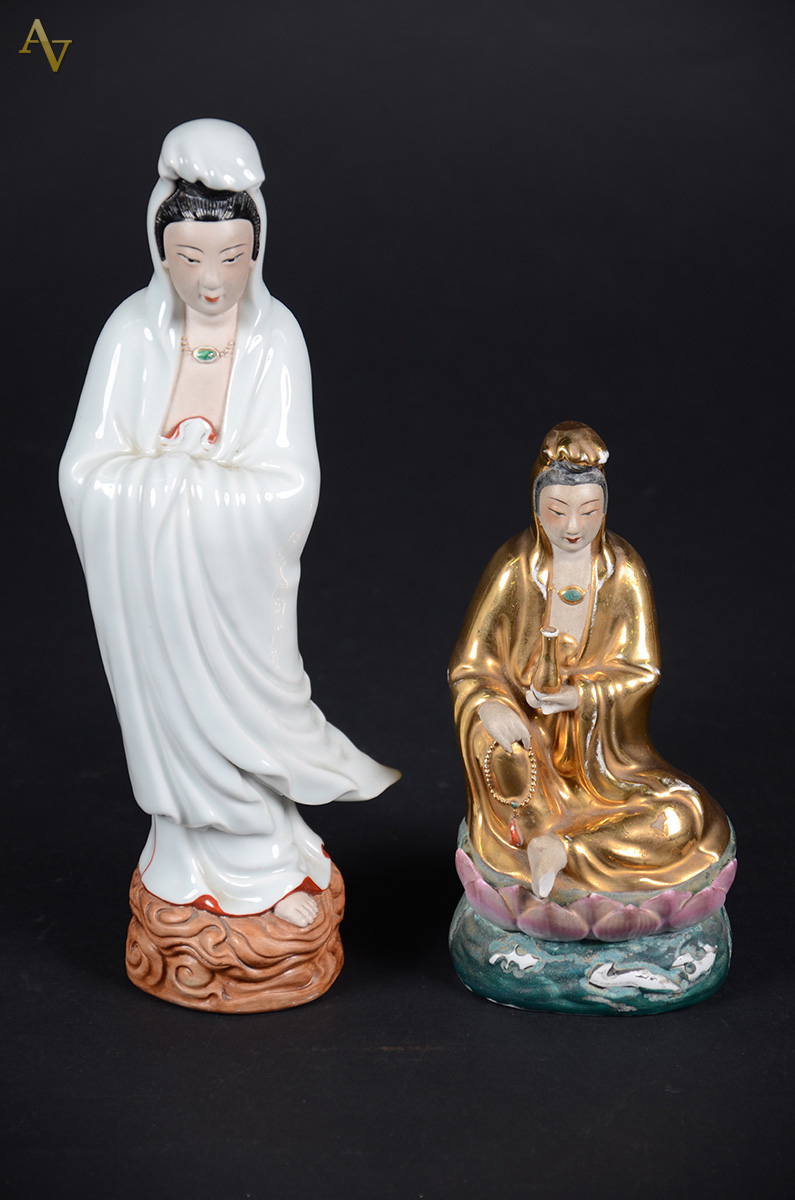 Duas estatuetas orientais em porcelana representando Deusas Kuan-yin... - foto 1 de 2