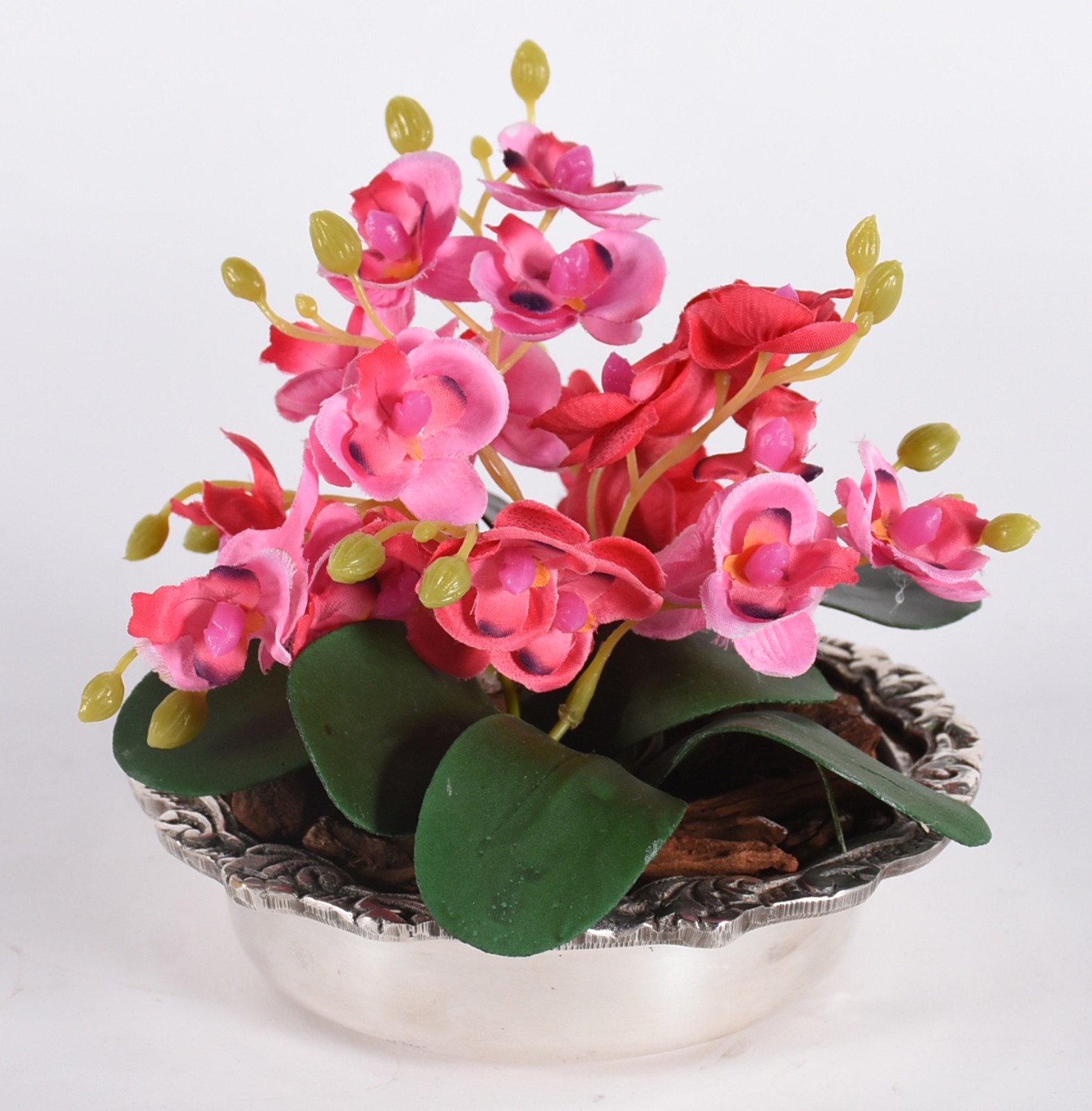 Pequeno cachepot de metal prateado com composição de orquídeas... - foto 1 de 3