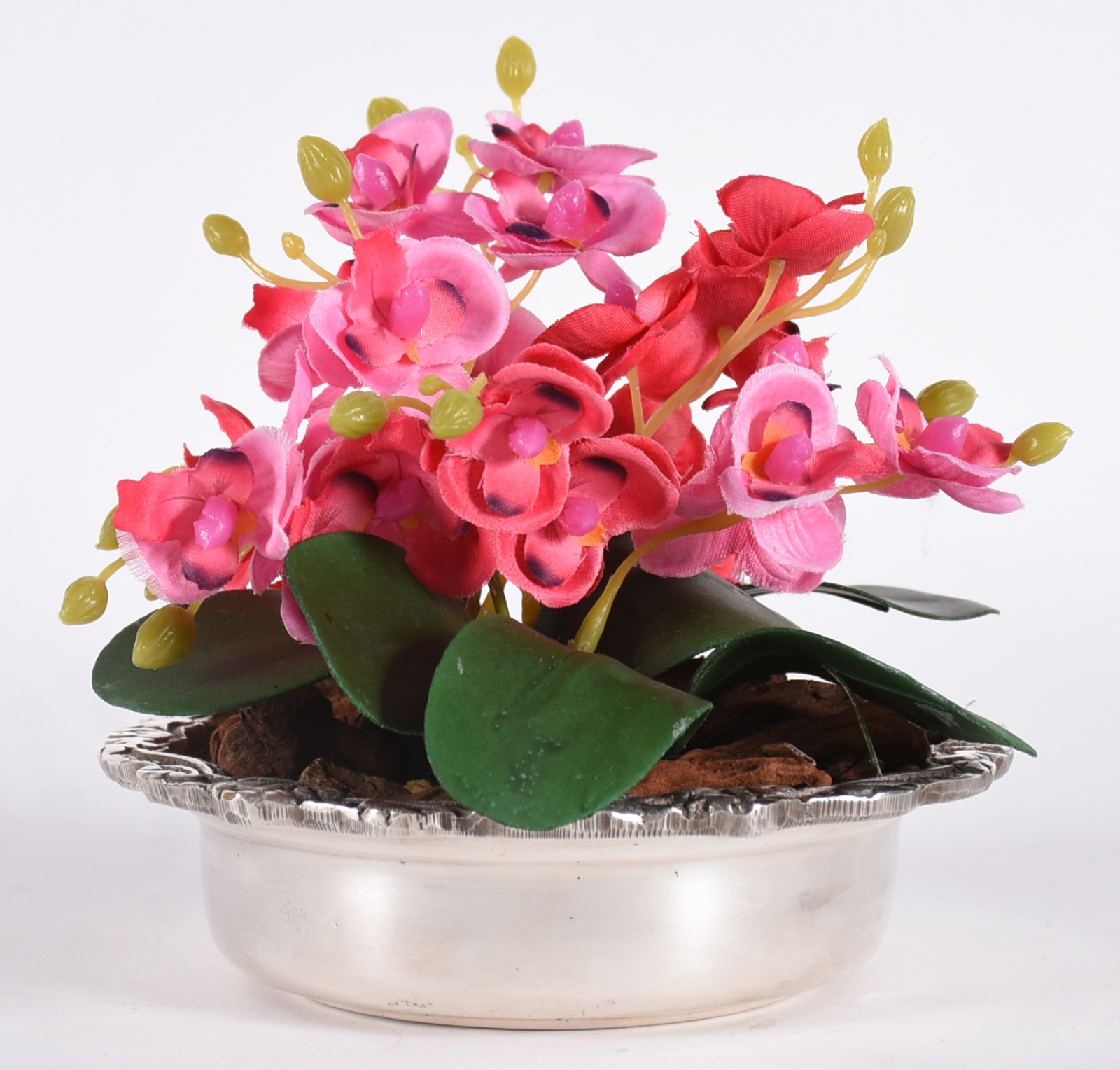 Pequeno cachepot de metal prateado com composição de orquídeas... - foto 2 de 3