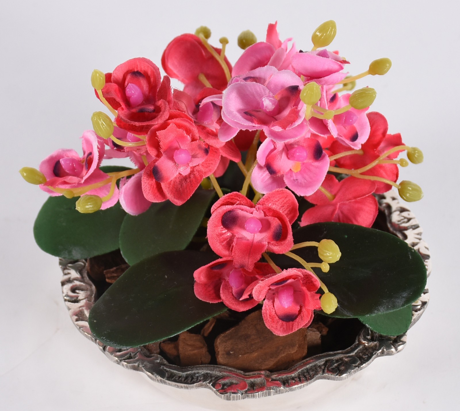 Pequeno cachepot de metal prateado com composição de orquídeas... - foto 3 de 3