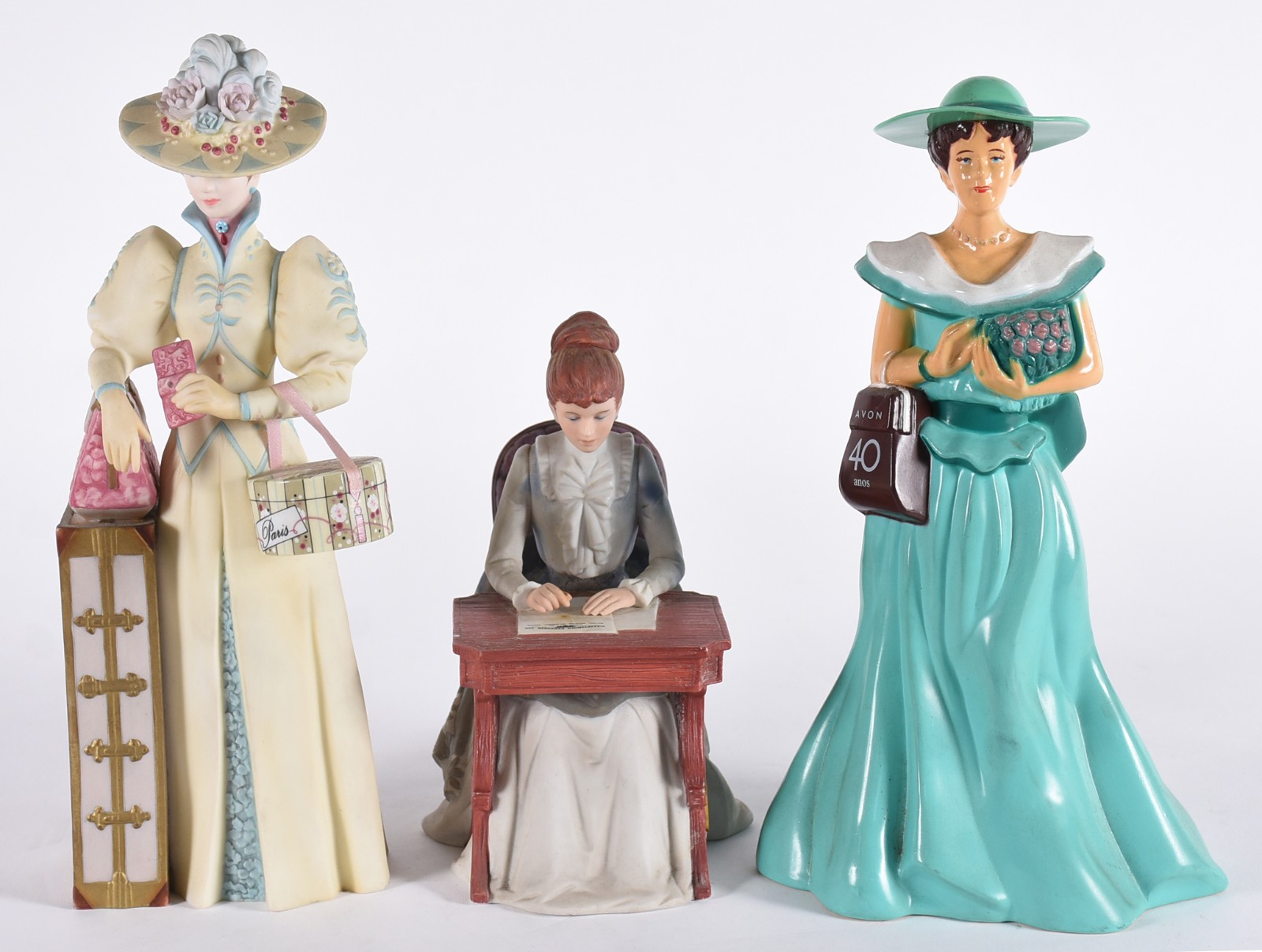Três bonecas sendo uma de resina e duas de porcelana "troféu Albee da... - foto 1 de 9