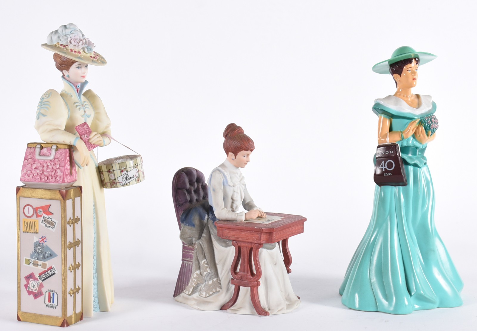 Três bonecas sendo uma de resina e duas de porcelana "troféu Albee da... - foto 2 de 9