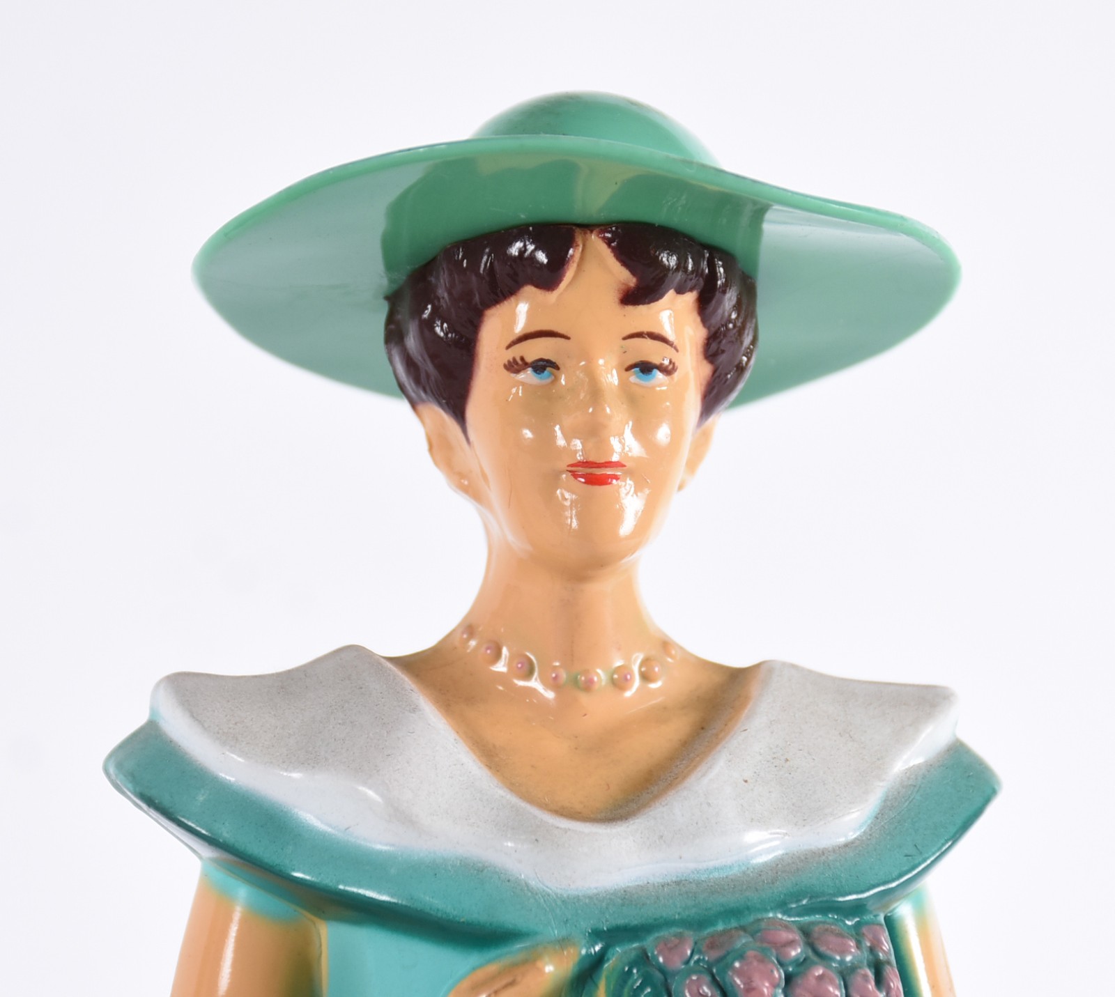 Três bonecas sendo uma de resina e duas de porcelana "troféu Albee da... - foto 3 de 9