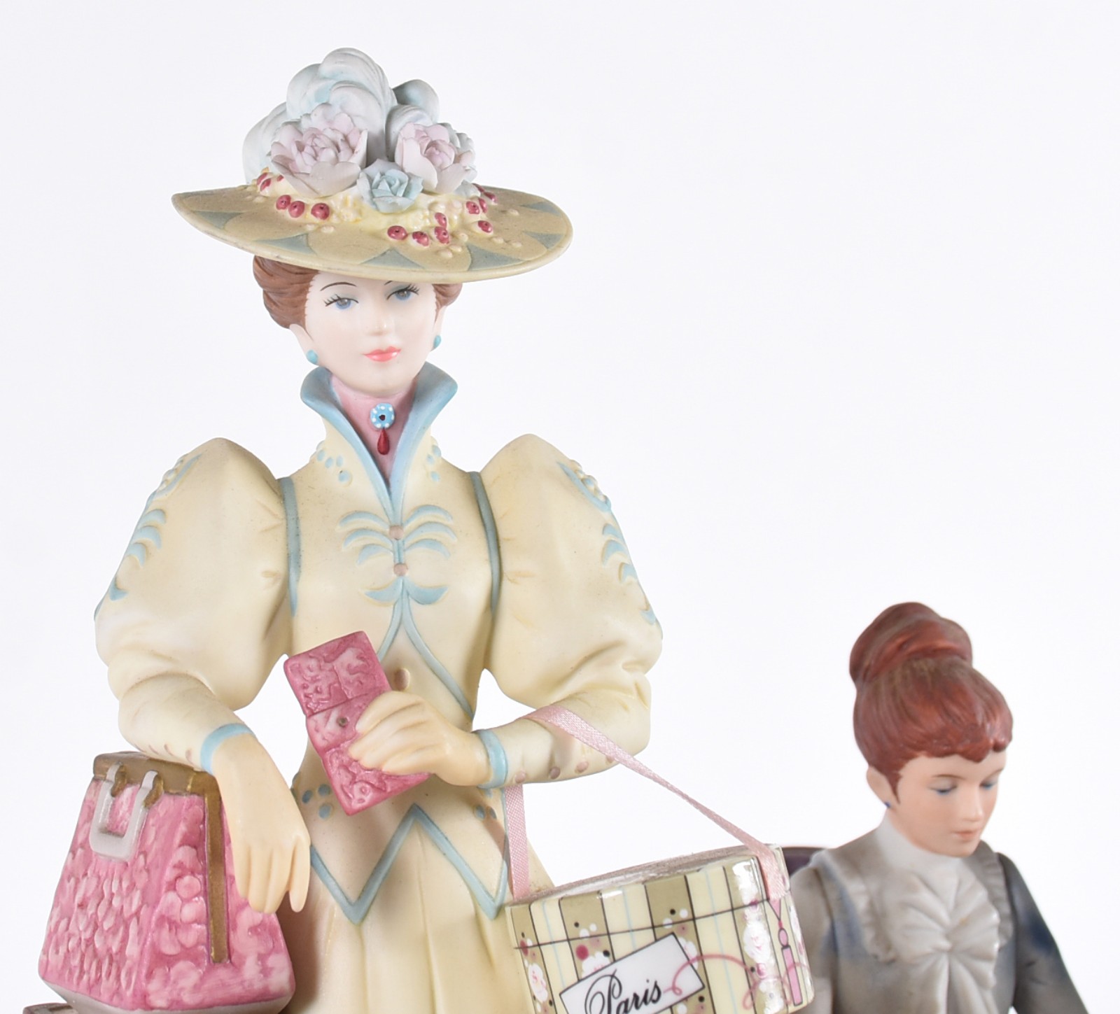 Três bonecas sendo uma de resina e duas de porcelana "troféu Albee da... - foto 4 de 9