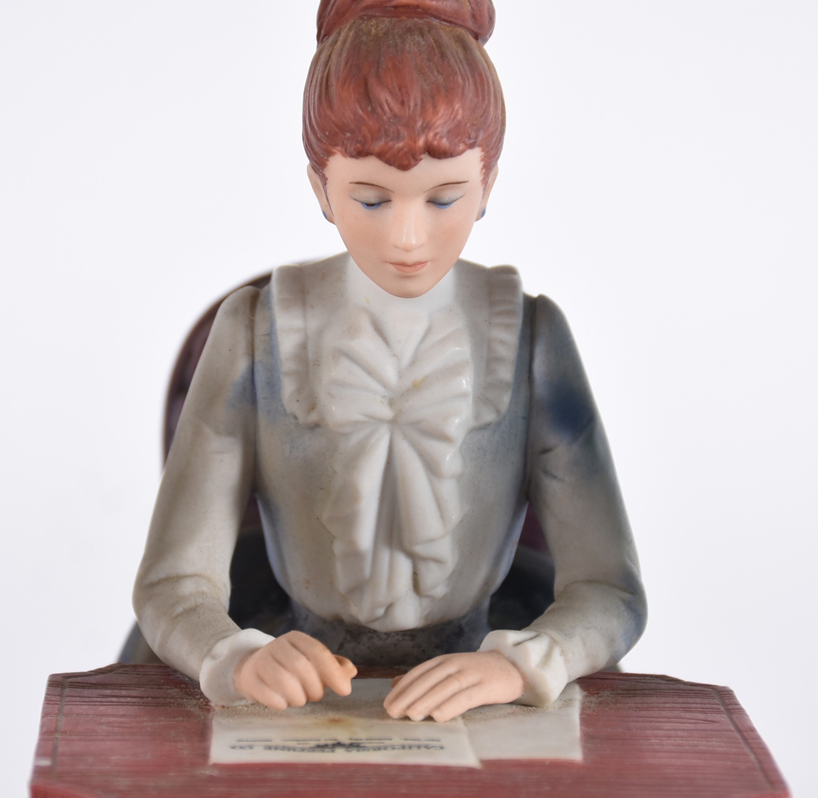 Três bonecas sendo uma de resina e duas de porcelana "troféu Albee da... - foto 5 de 9