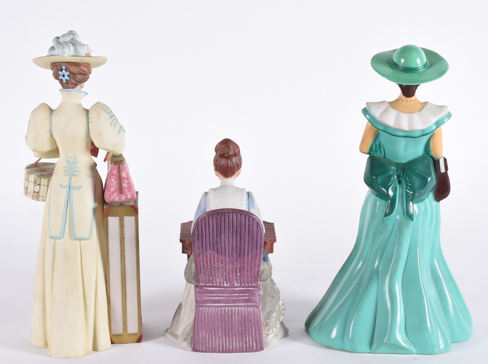 Três bonecas sendo uma de resina e duas de porcelana "troféu Albee da... - foto 7 de 9