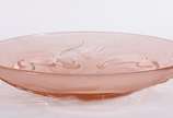 Prato de cristal na cor salmon com sereias em r... - Prato de cristal na cor salmon com sereias em relevo ao gosto Lalique.