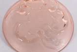 Prato de cristal na cor salmon com sereias em r... - Prato de cristal na cor salmon com sereias em relevo ao gosto Lalique.