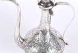Bule de prata de lei 925 mls feitio árabe, com ... - Bule de prata de lei 925 mls feitio árabe, com bojo ornamentado em cinzel com flores (Por motivos de seguranças as peças não encontram-se na loja)