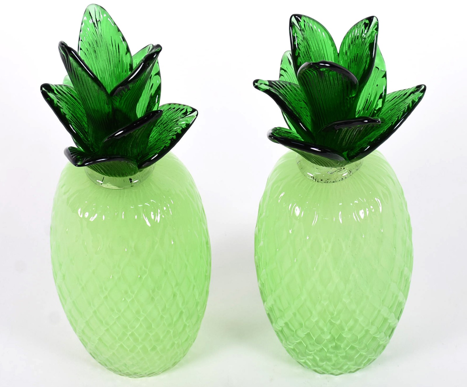 Par de abacaxis de vidro decorativo na cor verde. - foto 2 de 3