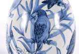 Ovo/pinha de porcelana com pássaros azuis. - Ovo/pinha de porcelana com pássaros azuis.