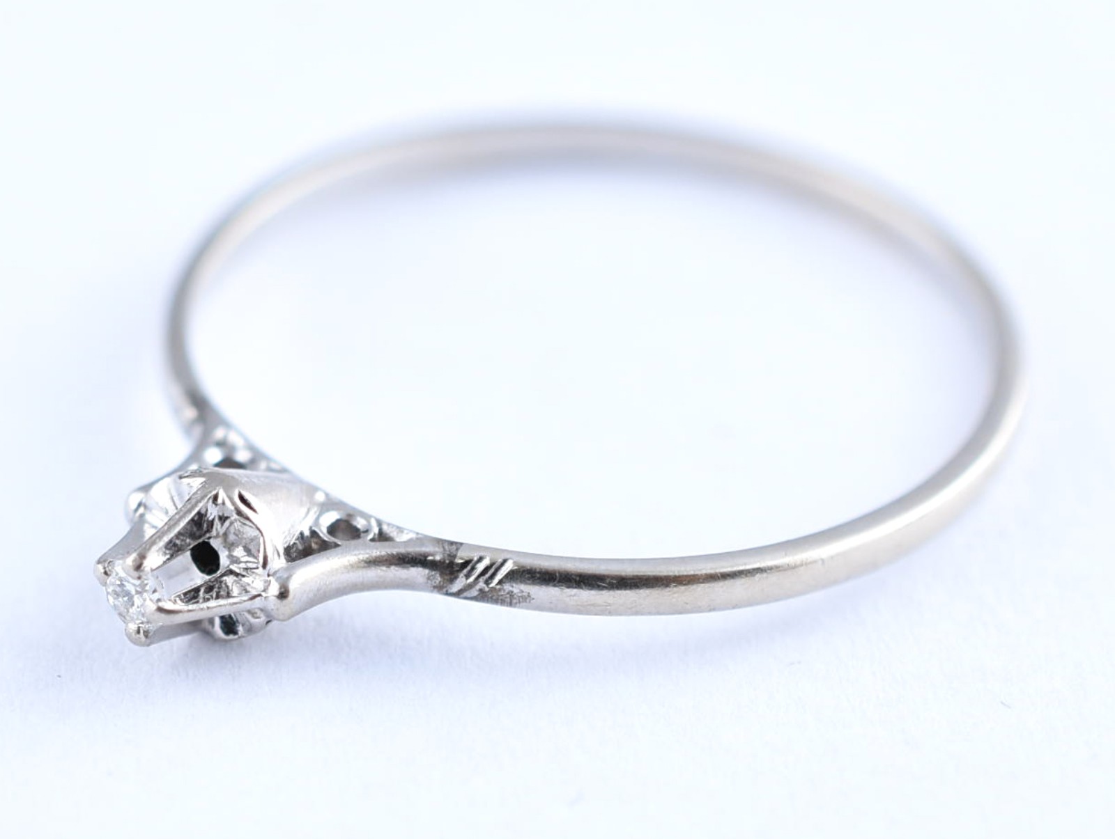 Anel solitário em ouro branco com 1 diamante, aro 25 (Por motivos de... - foto 2 de 3