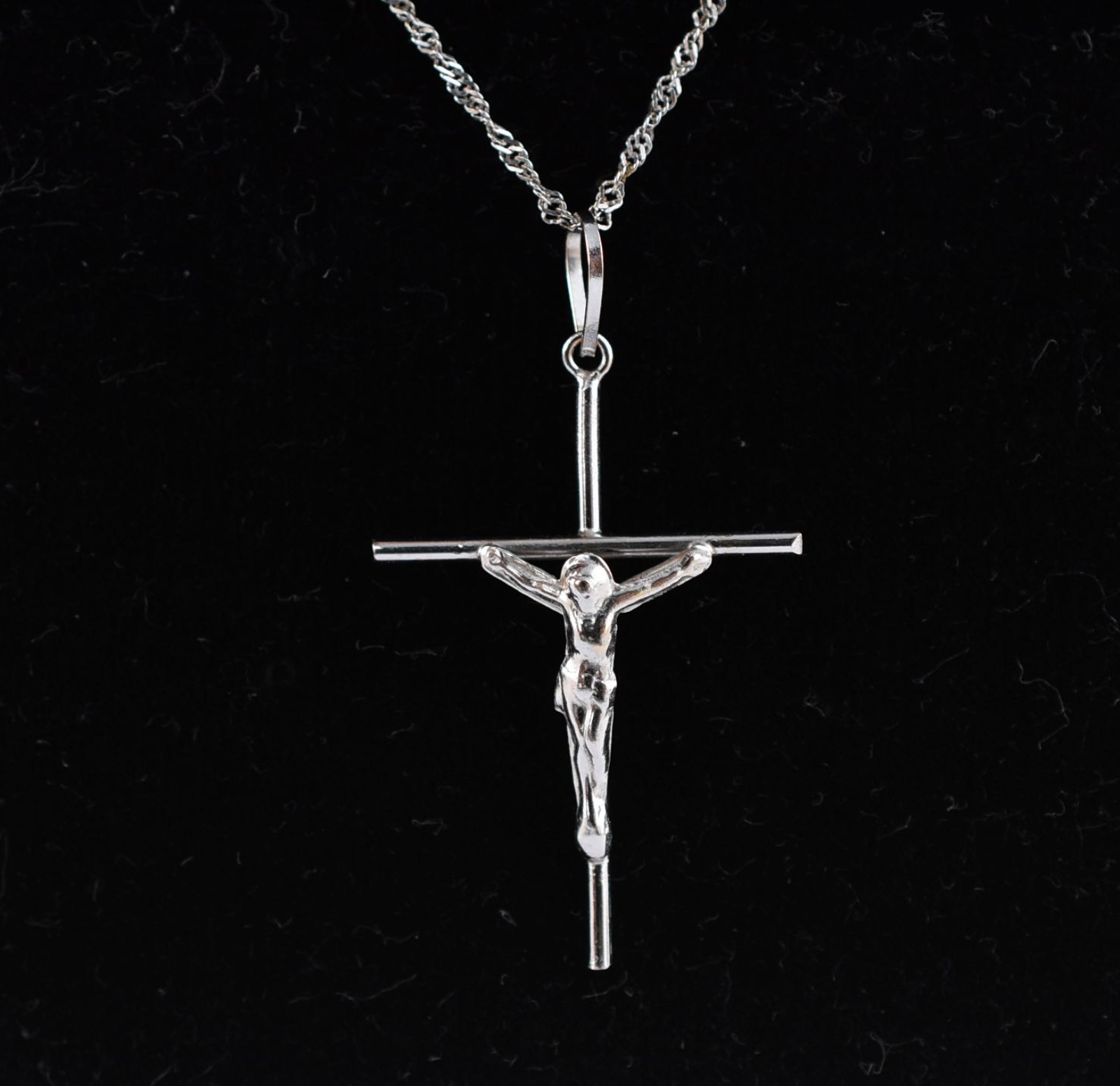 Gargantilha com crucifixo em ouro branco (Por motivos de seguranças... - foto 1 de 7