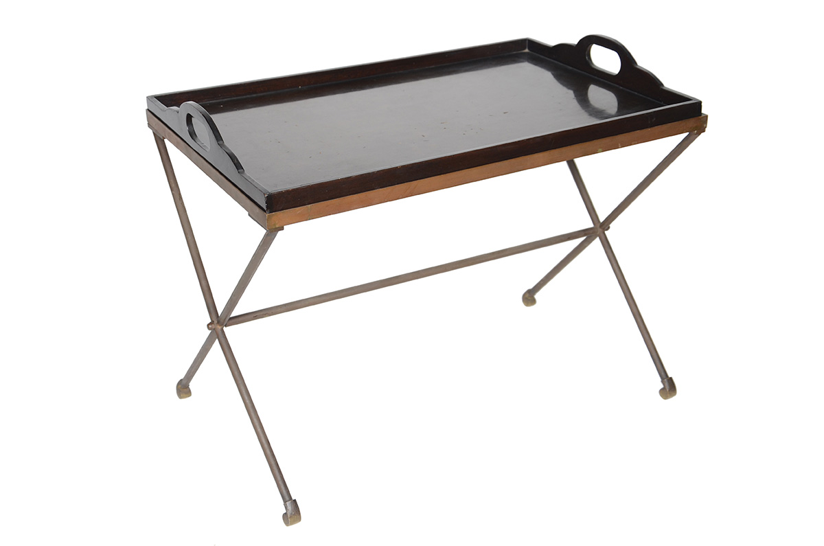 Mesa/bar com tampo de madeira e base de metal.