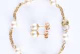 Conjunto em ouro 18 k composto de pulseira feit... - Conjunto em ouro 18 k composto de pulseira feitio corrente com 6 perolas cultivadas e par de brincos de perolas japonesa  (Por motivos de segura...