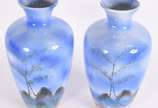 Par de vasos de cerâmica na cor azul com paisagem. - Par de vasos de cerâmica na cor azul com paisagem.