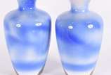 Par de vasos de cerâmica na cor azul com paisagem. - Par de vasos de cerâmica na cor azul com paisagem.
