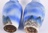 Par de vasos de cerâmica na cor azul com paisagem. - Par de vasos de cerâmica na cor azul com paisagem.