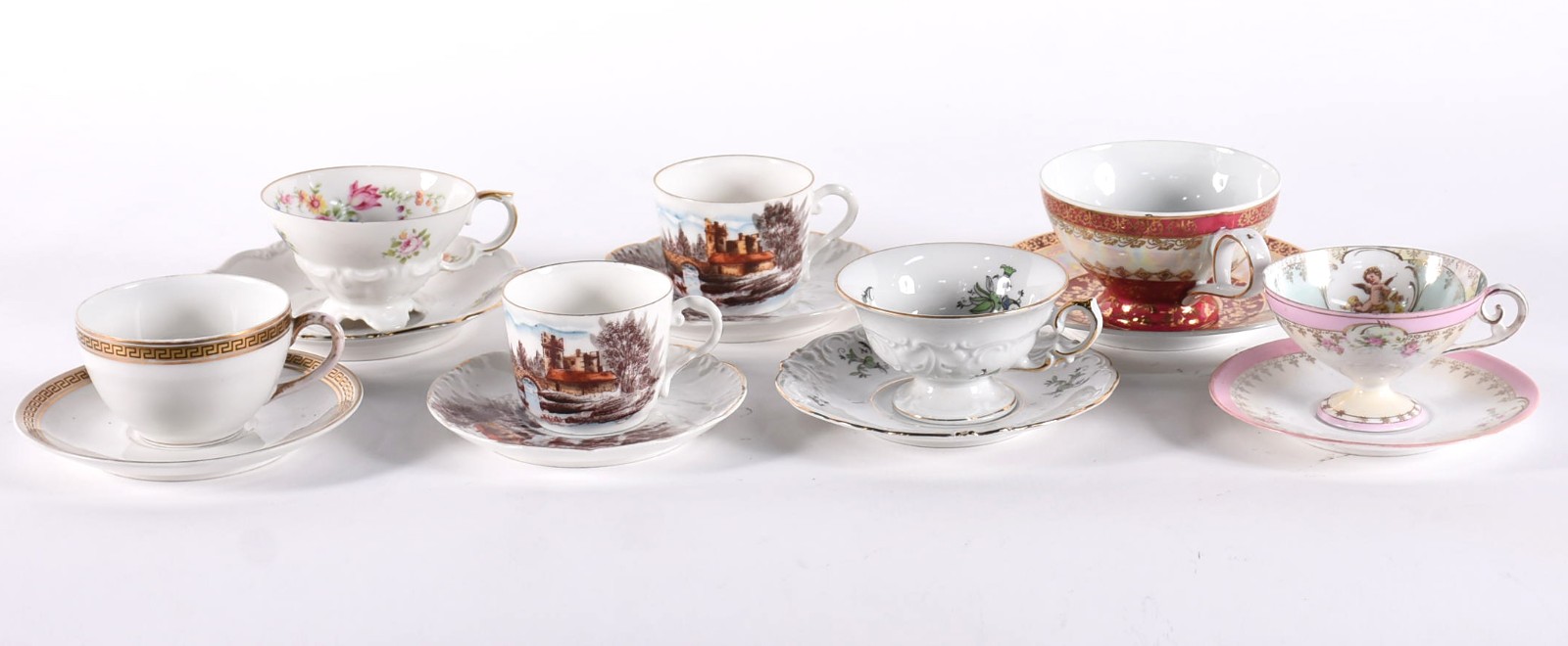 Sete xícaras diversas de porcelana, sendo 2 Vista Alegre, e outras... - foto 2 de 8