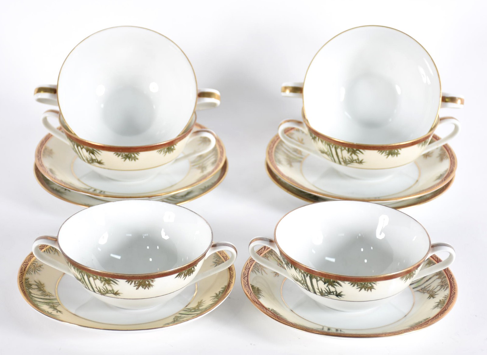 Seis taças para consome com pires de porcelana japonesa, pintadas a... - foto 1 de 4