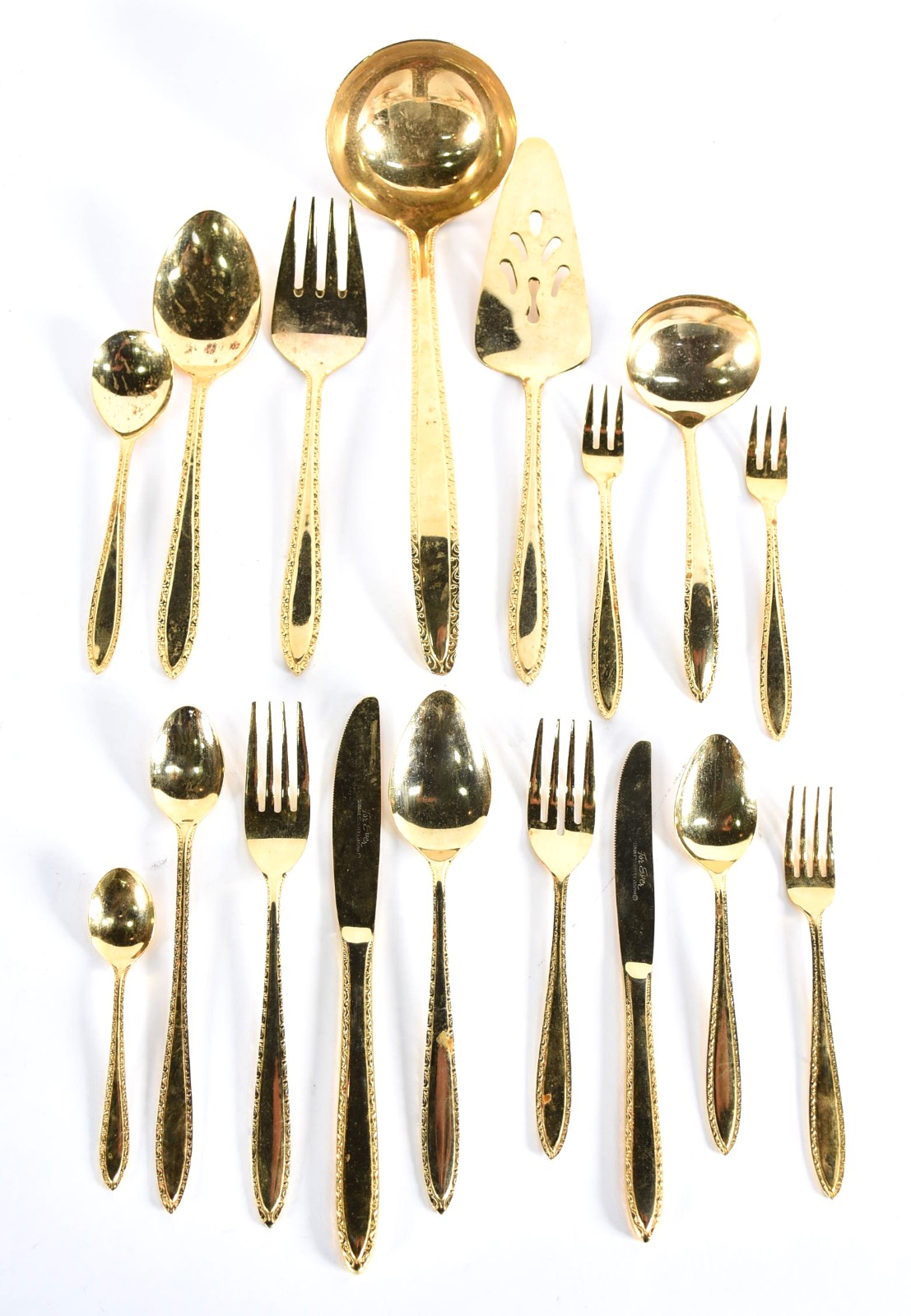 Faqueiro de metal dourado composto de: 8 facas, 8 garfos e 8 colheres... - foto 1 de 6