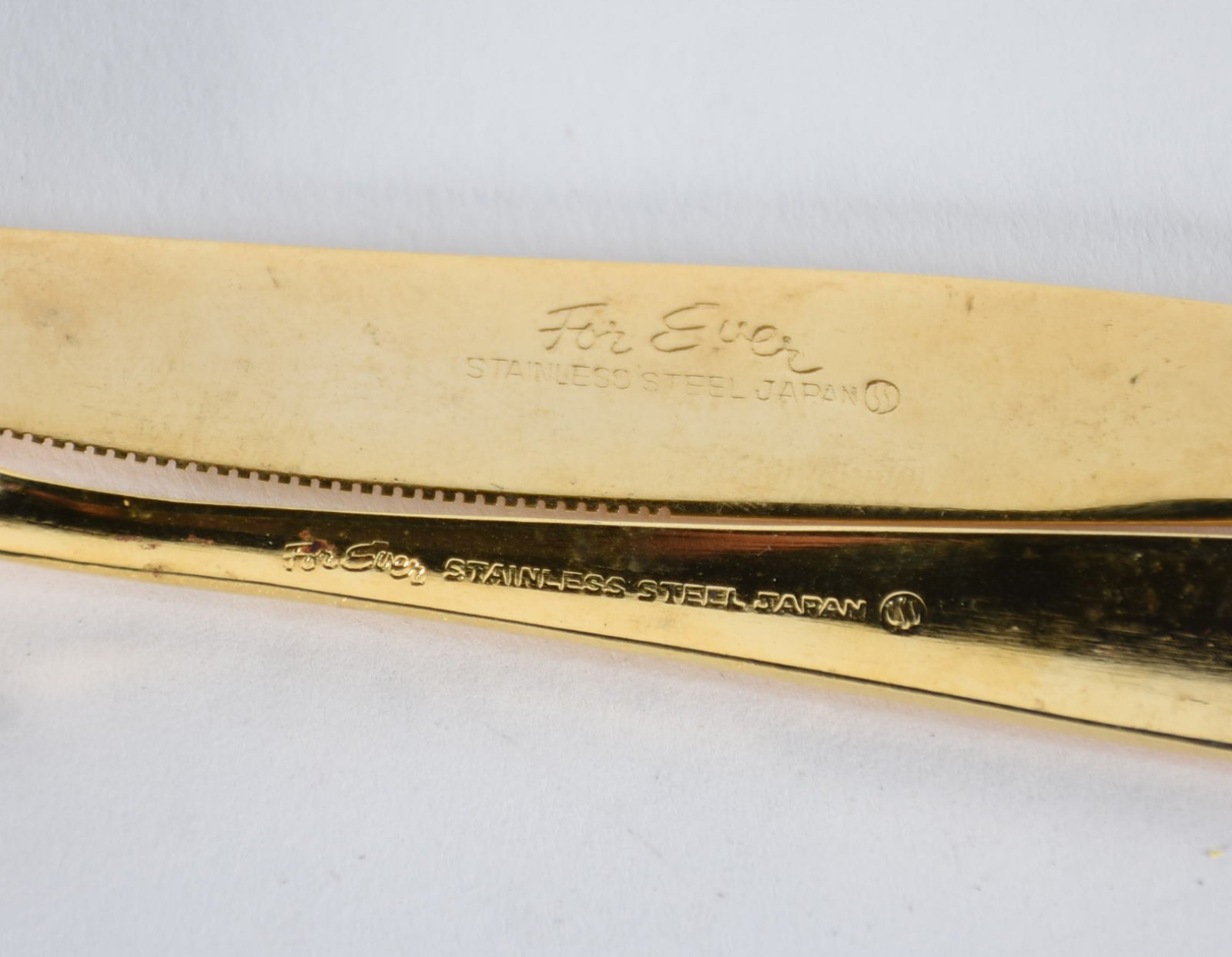 Faqueiro de metal dourado composto de: 8 facas, 8 garfos e 8 colheres... - foto 2 de 6