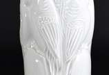 Vaso de vidro na cor branco com pássaros em rel... - Vaso de vidro na cor branco com pássaros em relevo.