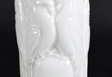 Vaso de vidro na cor branco com pássaros em rel... - Vaso de vidro na cor branco com pássaros em relevo.