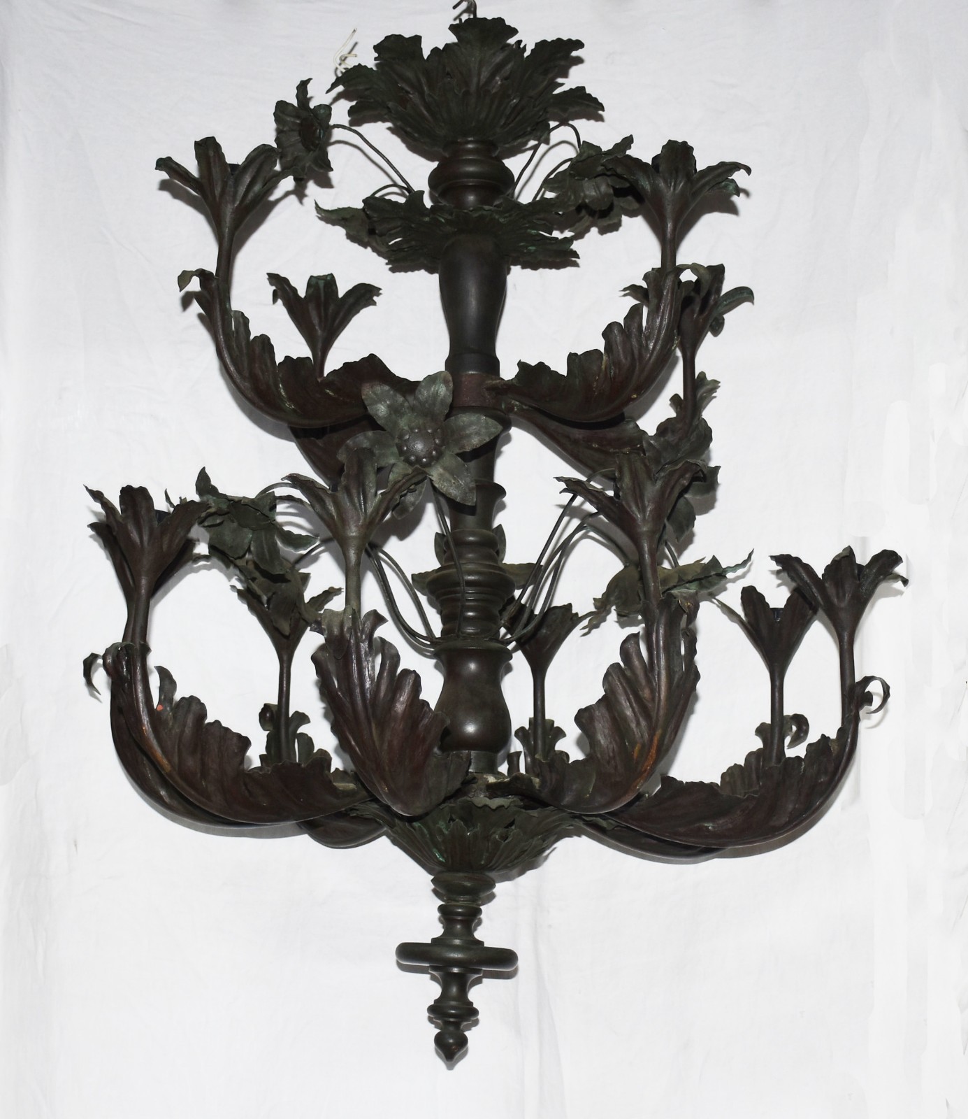 Lustre de metal com folhas trabalhadas. - foto 1 de 2