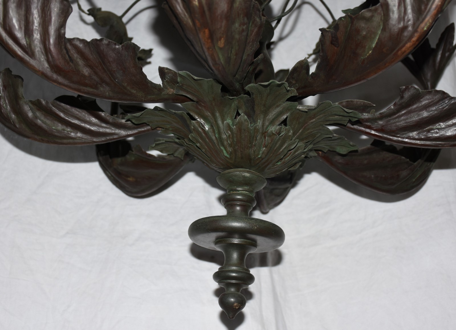 Lustre de metal com folhas trabalhadas. - foto 2 de 2