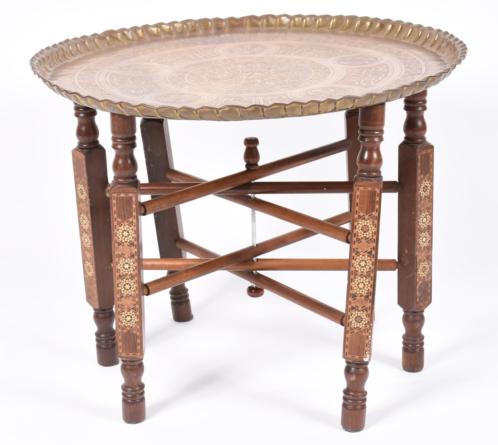 Mesa indiana com base de madeira marchetada e tampo feitio medalhão... - foto 1 de 4