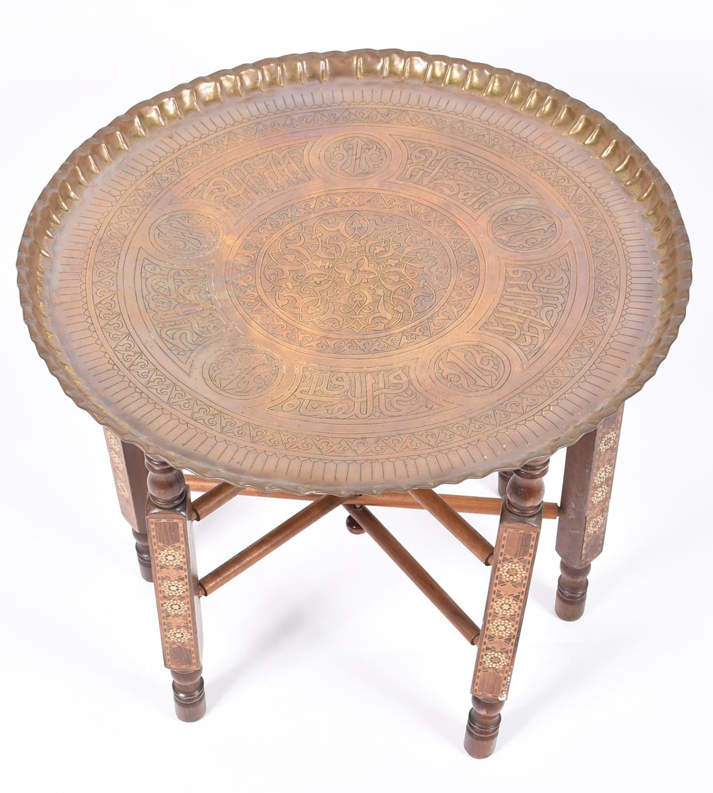 Mesa indiana com base de madeira marchetada e tampo feitio medalhão... - foto 2 de 4
