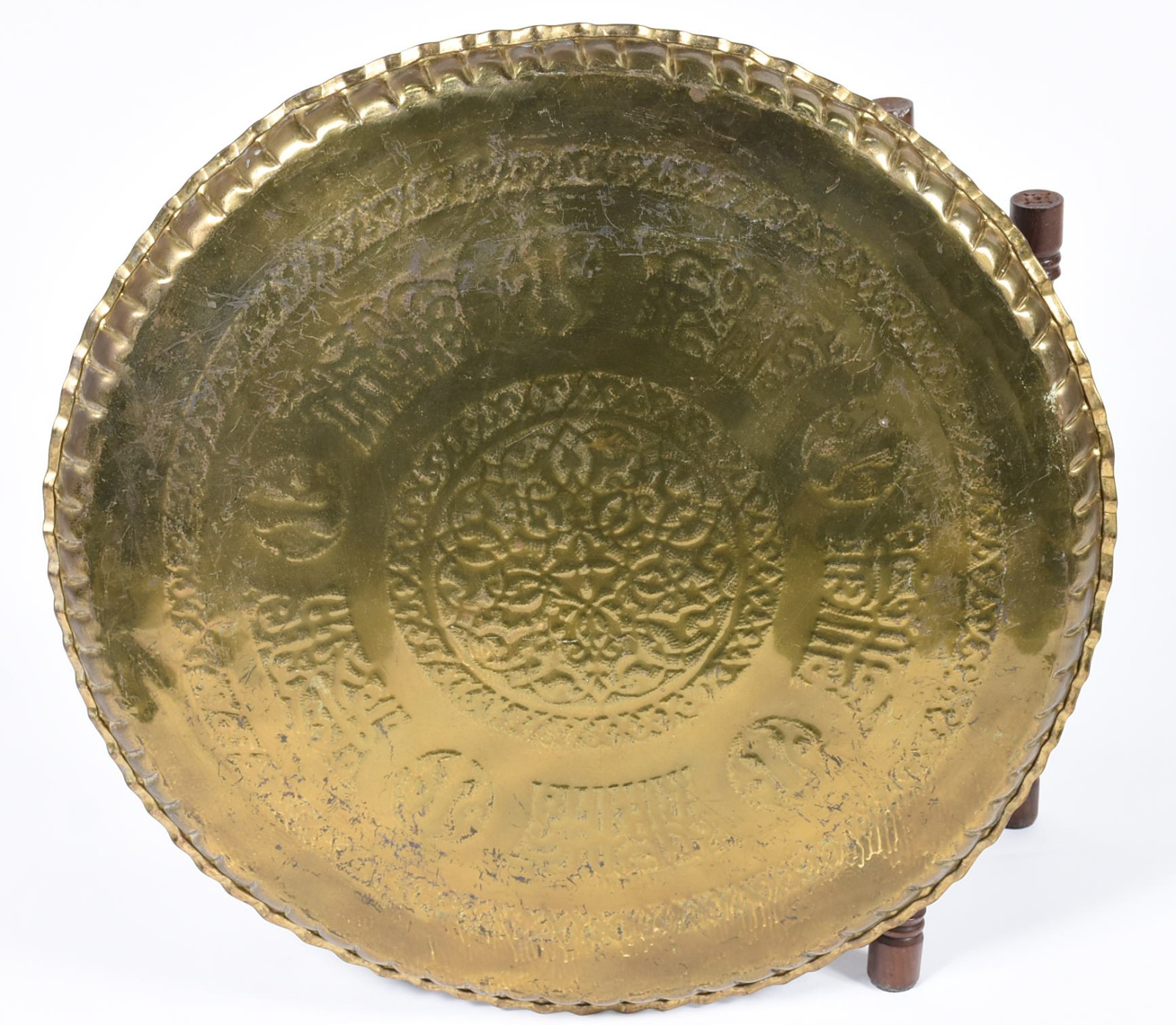 Mesa indiana com base de madeira marchetada e tampo feitio medalhão... - foto 4 de 4
