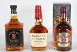 Três garrafas de whisky, sendo Jim Beam, Makers... - Três garrafas de whisky, sendo Jim Beam, Makers Mark e Chivas.
