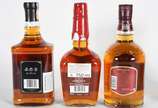 Três garrafas de whisky, sendo Jim Beam, Makers... - Três garrafas de whisky, sendo Jim Beam, Makers Mark e Chivas.