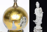 Duas peças, sendo estatueta de porcelana Blanc ... - Duas peças, sendo estatueta de porcelana Blanc de Chine (altura 31 cm - mão solta quebrada) e abajour de vidro estilo oriental com figuras típic...