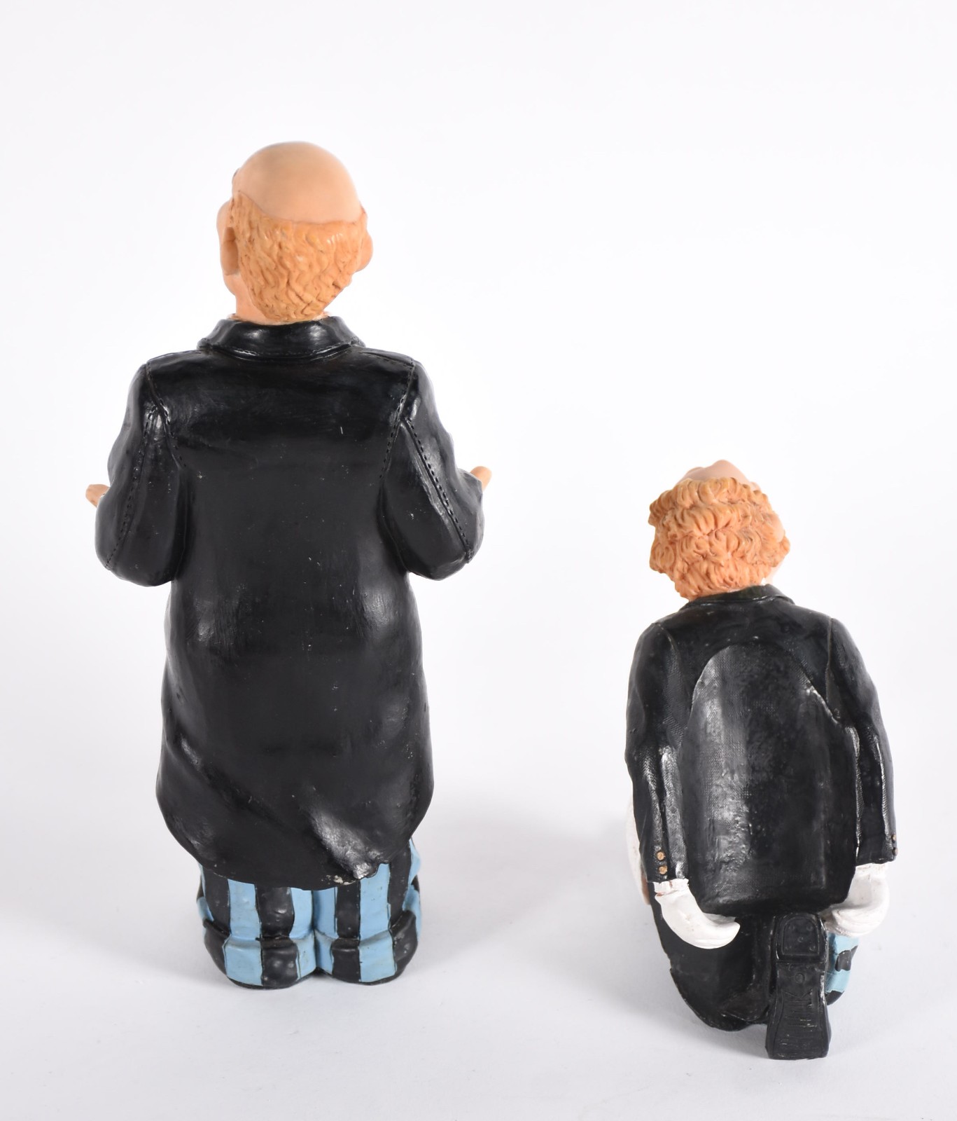 Três peças diversas, sendo faca com bainha e duas esculturas de... - foto 5 de 6