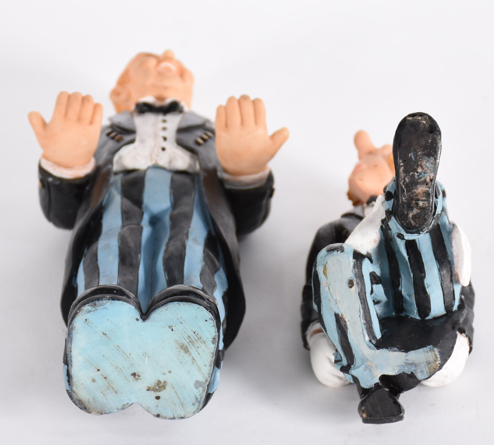 Três peças diversas, sendo faca com bainha e duas esculturas de... - foto 6 de 6