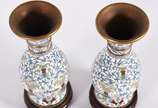 Par de vasos de cloisoné policromado com bases ... - Par de vasos de cloisoné policromado com bases de madeira.