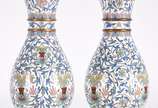 Par de vasos de cloisoné policromado com bases ... - Par de vasos de cloisoné policromado com bases de madeira.